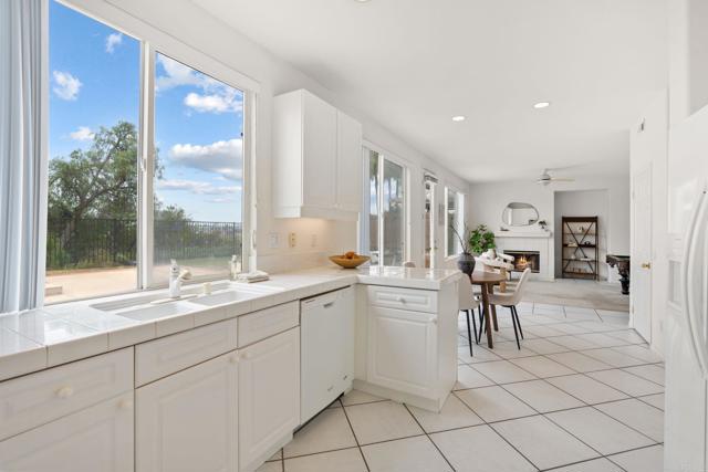 Detail Gallery Image 11 of 43 For 5711 Fallenwood Ln, San Diego,  CA 92121 - 5 Beds | 3 Baths