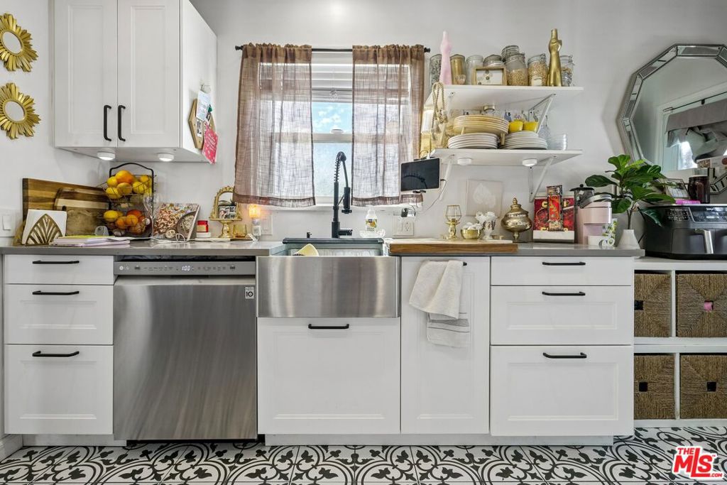 https://media.crmls.org/mediaz/22a06b52-46d4-4d9f-8ecf-103156479960.jpg?preset=X-Large