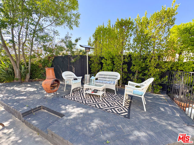 4327 Cezanne Avenue, Woodland Hills CA: https://media.crmls.org/mediaz/22a0b14c-9117-42c0-a960-e38270c54f6a.jpg