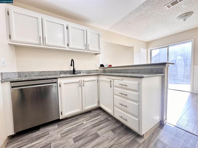 4301 Beechnut Ln, Oakley CA: https://media.crmls.org/mediaz/22a2b7ab-a41b-4d5d-bea1-be0a6d5efe3d.jpg