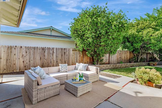 6976 Allegheny Dr, Dublin CA: https://media.crmls.org/mediaz/22a308c4-ed94-43d6-a7ea-2f1427561e4d.jpg