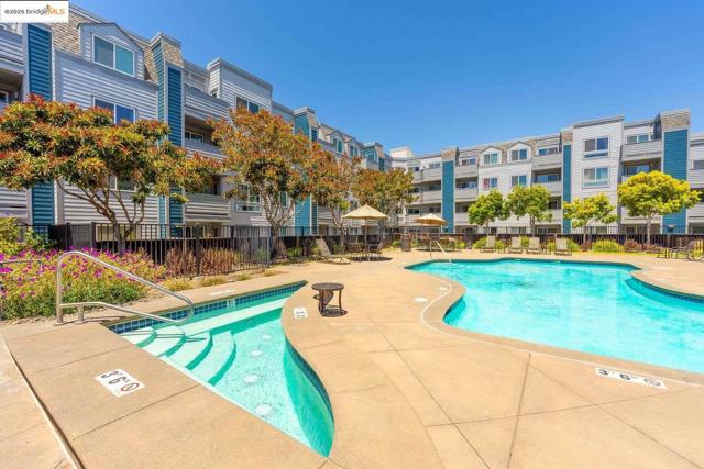 6400 Christie AVE, Emeryville CA: https://media.crmls.org/mediaz/22a40a9d-d583-4682-a0e0-5d2cf7b8593f.jpg