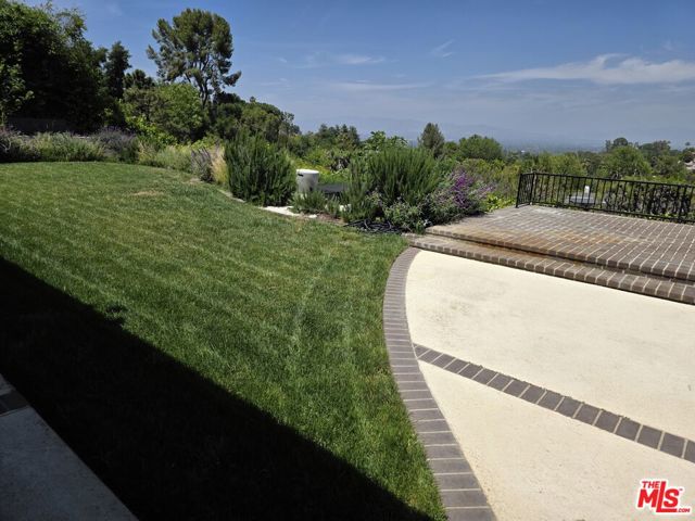 17237 Quesan Place, Encino CA: https://media.crmls.org/mediaz/22a58fdc-9550-44bf-ac93-ab5c2f33ec51.jpg