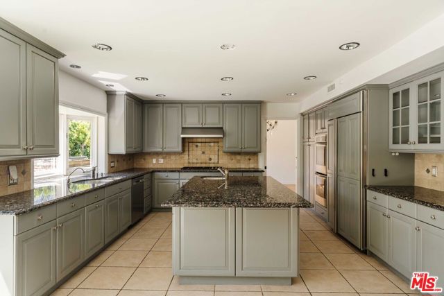 17273 Avenida De La Herradura, Pacific Palisades CA: https://media.crmls.org/mediaz/22a59c78-49b0-4231-a358-285109820057.jpg