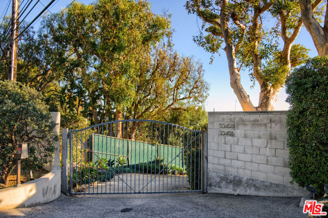 33398 Pacific Coast Highway, Malibu CA: https://media.crmls.org/mediaz/22a59d62-3969-410c-b6b6-b06d7b56fc76.jpg