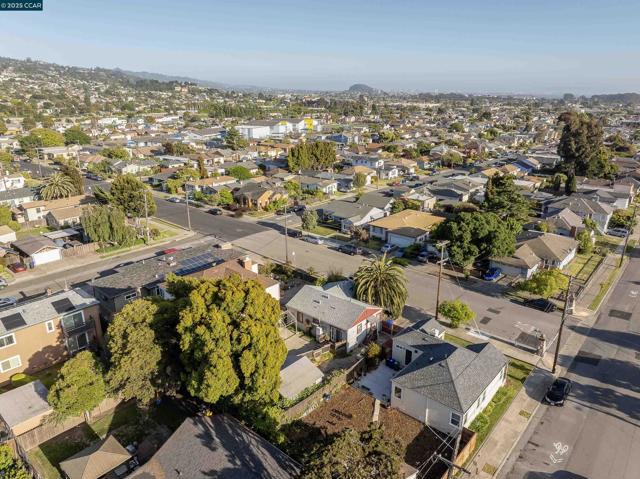 3811 Clinton Ave, Richmond CA: https://media.crmls.org/mediaz/22a5e62b-c164-48aa-93d8-ed3b3b139167.jpg