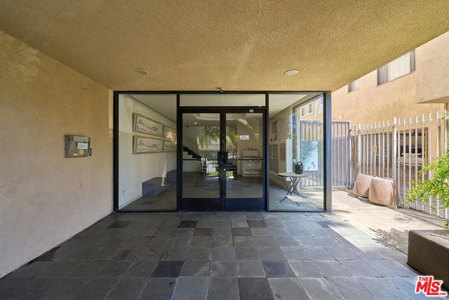 326 S Manhattan Place, Los Angeles CA: https://media.crmls.org/mediaz/22a62948-1e2f-491b-b1ea-e4c16bd199a3.jpg