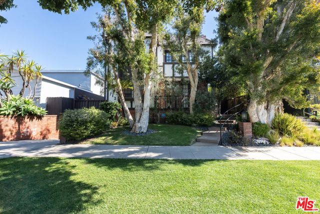 713 9th Street, Santa Monica CA: https://media.crmls.org/mediaz/22a68185-c198-4e5a-8ca8-7b57211b9217.jpg