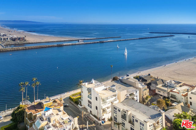 5515 Pacific Avenue, Marina del Rey CA: https://media.crmls.org/mediaz/22a719f2-123a-4909-8712-c7c9464286d2.jpg
