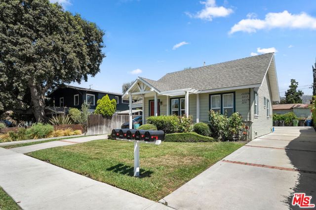 2231 1/2 Laverna Avenue, Los Angeles CA: https://media.crmls.org/mediaz/22a81b59-d889-410c-8095-4660a1b5bec5.jpg