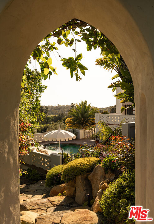 https://media.crmls.org/mediaz/22a96567-b8b8-4e88-b882-f840eee705da.jpg?preset=X-Large