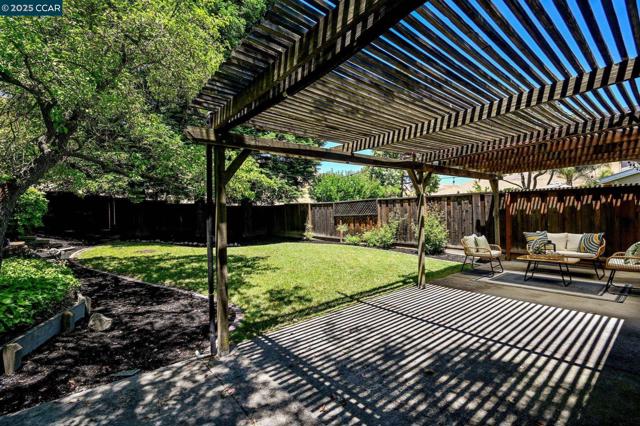 2120 Shady Creek Pl, Danville CA: https://media.crmls.org/mediaz/22aa396b-efed-4644-9b7d-d520d83cc2a3.jpg