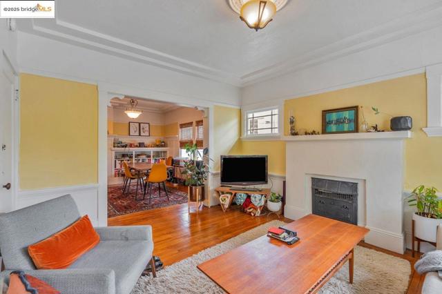 5537 Claremont Ave, Oakland CA: https://media.crmls.org/mediaz/22aac4f8-fd15-4d59-9792-0be2ccae6649.jpg