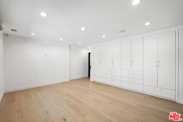 19536 Wells Drive, Tarzana CA: https://media.crmls.org/mediaz/22aae51c-41c5-4185-8644-5540637363e2.jpg