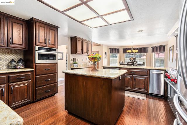15 Madeira Ct, Oakley CA: https://media.crmls.org/mediaz/22ab0b75-c3d0-4cd2-b57d-e27f06500349.jpg