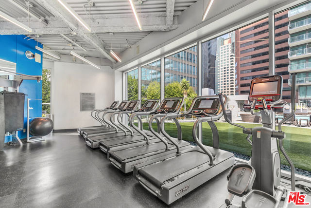 901 S Flower Street, Los Angeles CA: https://media.crmls.org/mediaz/22ab14c9-1505-451a-b28b-e24877e7867d.jpg
