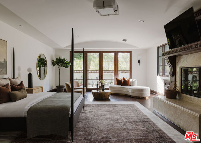 9301 Cherokee Lane, Beverly Hills CA: https://media.crmls.org/mediaz/22ab5b34-86b0-463a-878d-a033cc402625.jpg