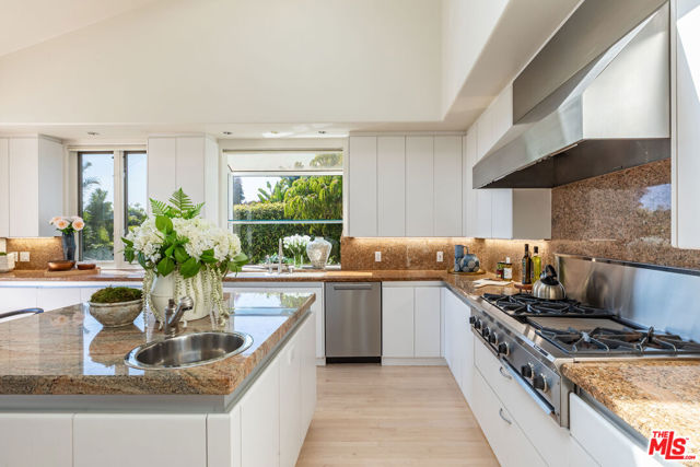 6417 Merritt Drive, Malibu CA: https://media.crmls.org/mediaz/22ab76cd-3221-440a-ba75-4cce20d04037.jpg