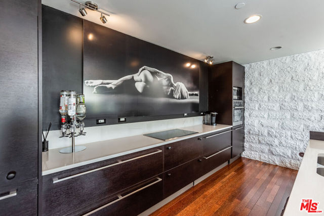 6250 Hollywood Boulevard, Los Angeles CA: https://media.crmls.org/mediaz/22abe14a-8e81-42fe-b78c-8a454aec40d8.jpg