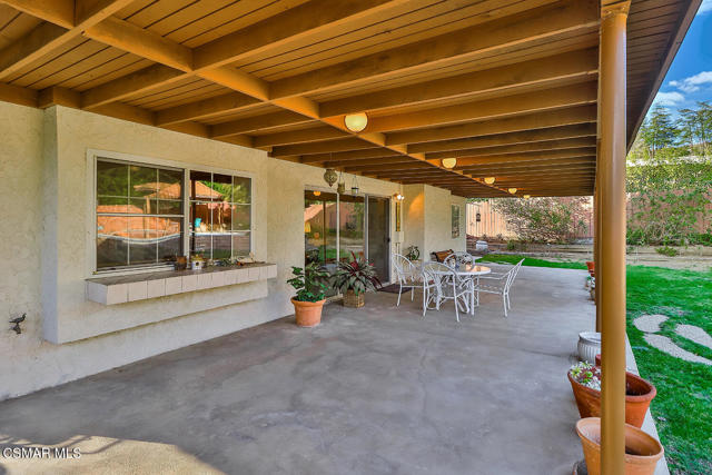 5260 Edgeware Drive, Calabasas CA: https://media.crmls.org/mediaz/22acc27b-e04a-4fe0-8966-b4d0b9b8cb5b.jpg