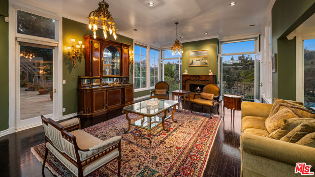 9430 Readcrest Drive, Beverly Hills CA: https://media.crmls.org/mediaz/22ad120f-ac90-43cc-a877-eb9f17d8e356.jpg