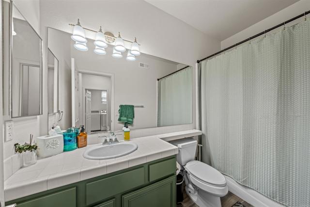 Detail Gallery Image 18 of 22 For 2007 Pleasant Waters Ct, Spring Valley,  CA 91977 - 5 Beds | 3 Baths