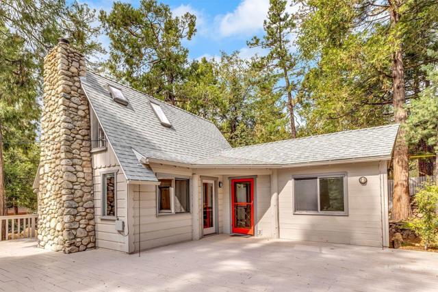 2 Original rock chimney + huge deck