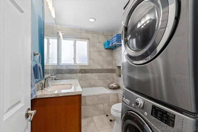 8040 Girard Ave, La Jolla CA: https://media.crmls.org/mediaz/22af8292-b62c-4a7e-bd48-cd1067182488.jpg