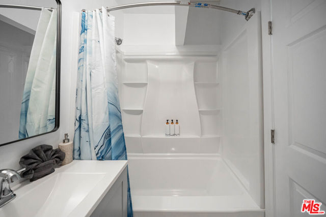 Image 19 of 45 For 15213 Daphne Avenue