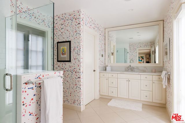 400 S Hudson Avenue, Los Angeles CA: https://media.crmls.org/mediaz/22b08242-931e-4c67-a9e5-c138608e1e11.jpg