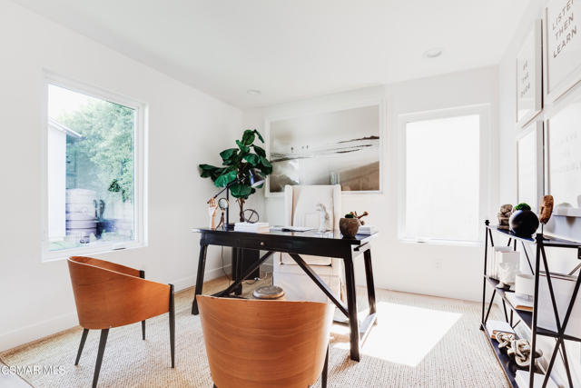 14322 W Collins Street, Sherman Oaks CA: https://media.crmls.org/mediaz/22b0e966-4741-4f0b-89c1-b78f5685b661.jpg