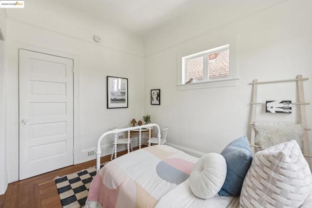 6521 Herzog St, Oakland CA: https://media.crmls.org/mediaz/22b14a34-80be-4c6f-9847-13b7baab2235.jpg