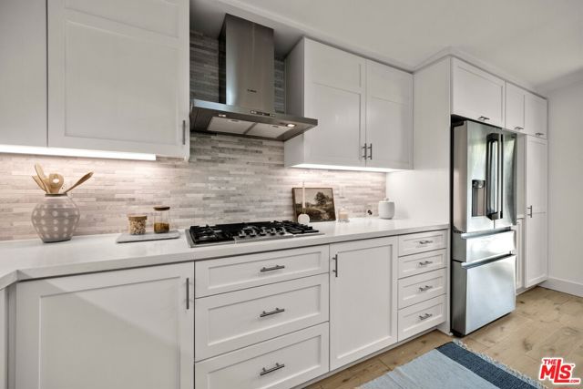 8811 Wonderland Avenue, Los Angeles CA: https://media.crmls.org/mediaz/22b19231-844b-4ab1-96b2-c37e1c17b62d.jpg