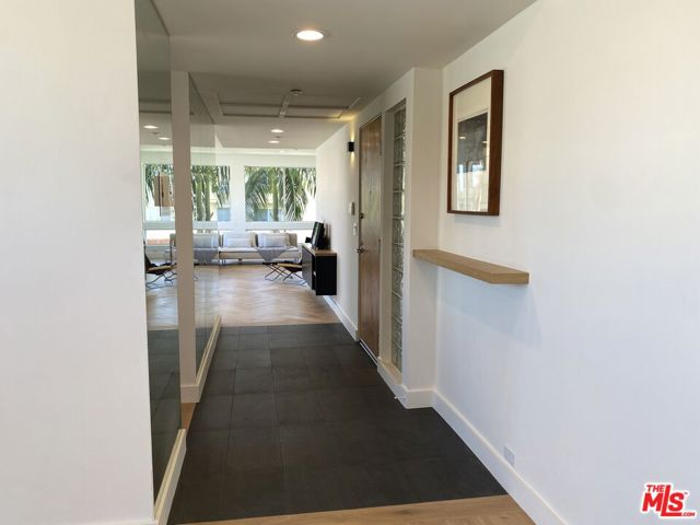 2237 S Bentley Avenue, Los Angeles CA: https://media.crmls.org/mediaz/22b29bbc-a706-4feb-90f8-5d099be7a282.jpg