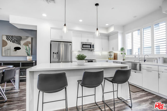 13135 Victory Boulevard photo 1
