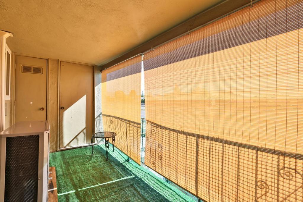 https://media.crmls.org/mediaz/22b33e83-fd75-4961-87ec-818cf2a741cd.jpg?preset=X-Large