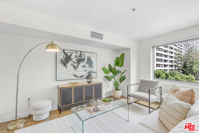 901 S Flower Street, Los Angeles CA: https://media.crmls.org/mediaz/22b3f7e8-35bc-4038-85a5-df5af7910971.jpg