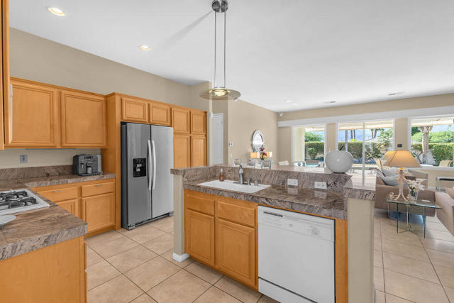 29 Calle La Reina, Rancho Mirage CA: https://media.crmls.org/mediaz/22b499ea-e0f9-4bec-91b3-8b0cf111b546.jpg