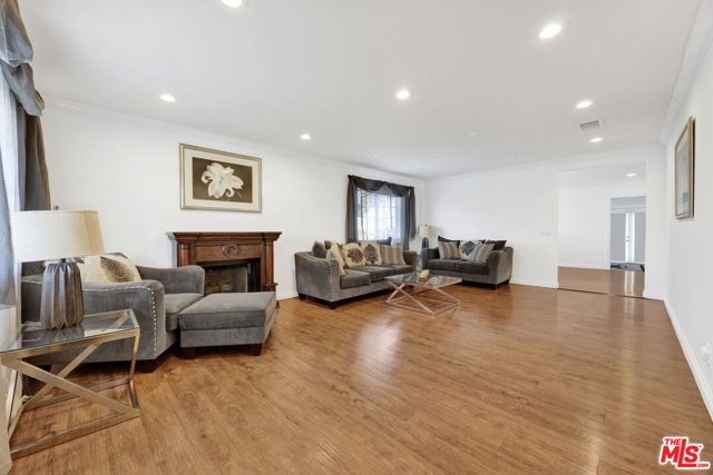 10109 Gloria Avenue, North Hills CA: https://media.crmls.org/mediaz/22b56bc1-6756-4676-8d1f-433d6573f1a2.jpg