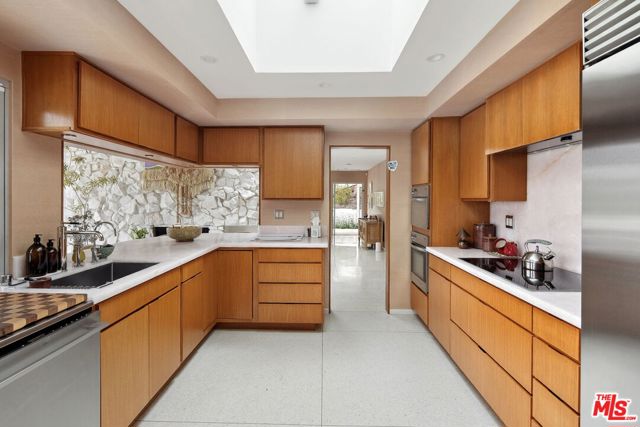 11513 Dona Cecilia Drive, Studio City CA: https://media.crmls.org/mediaz/22b57b39-7f3e-4ceb-ac43-521f027dec22.jpg