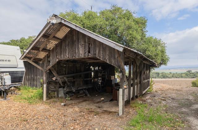 905 W Blanco Road, Salinas CA: https://media.crmls.org/mediaz/22b67086-922c-42a4-990d-df4b016aa28e.jpg