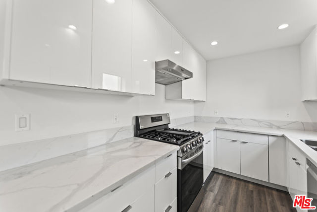1254 9th Street, Santa Monica CA: https://media.crmls.org/mediaz/22b67a1a-fbbc-4ca5-81d0-f3ddf8c29403.jpg