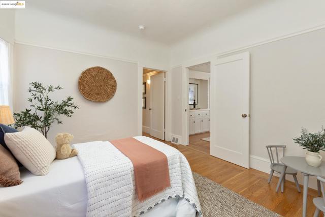 5626 Broadway, Oakland CA: https://media.crmls.org/mediaz/22b69218-dbfe-4c88-8767-7a25cddd2e07.jpg
