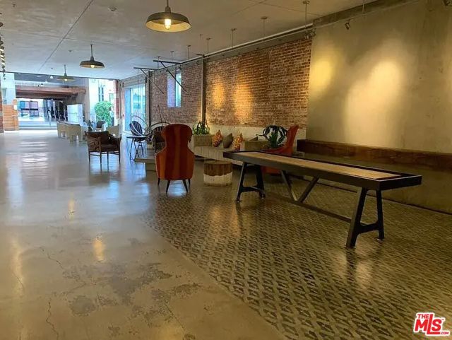 530 S Hewitt Street, Los Angeles CA: https://media.crmls.org/mediaz/22babf0a-85b8-4286-9706-cfcd4e4ac869.jpg