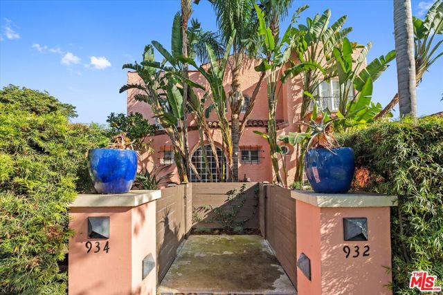 930 N Harper Avenue, West Hollywood CA: https://media.crmls.org/mediaz/22bad3b5-cae6-4814-bbec-244ad577960d.jpg