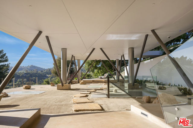 9727 Oak Pass Road, Beverly Hills CA: https://media.crmls.org/mediaz/22bb0a88-5fc2-422a-8e98-7a88cb099beb.jpg