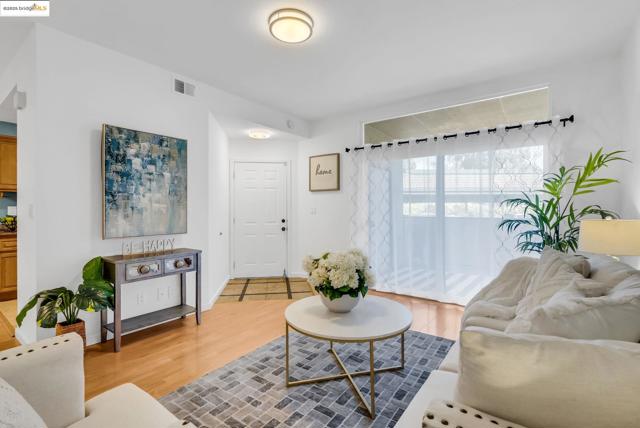 2912 Flint St, Union City CA: https://media.crmls.org/mediaz/22bb213e-1101-4ed2-b29d-8b3def0d2f0d.jpg