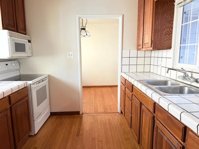 1813 Lincoln Avenue, Alameda CA: https://media.crmls.org/mediaz/22bbb07e-6252-4ca0-a473-199df4f3491a.jpg
