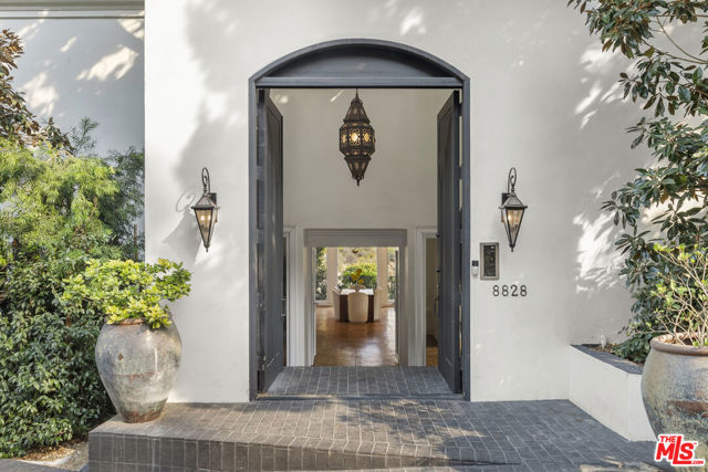 8828 Thrasher Avenue, Los Angeles CA: https://media.crmls.org/mediaz/22bc18d7-c652-4a08-aa01-9de9f9a1ce22.jpg