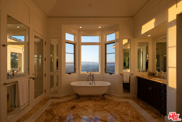 13961 Aubrey Road, Beverly Hills CA: https://media.crmls.org/mediaz/22bc4f67-0edb-447c-81f2-55e57bcfd5d1.jpg